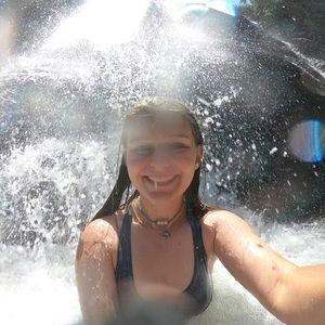 MEET YOUR POSHER!!!🐵🌍🦋🌈🐘🌻🌴🐾